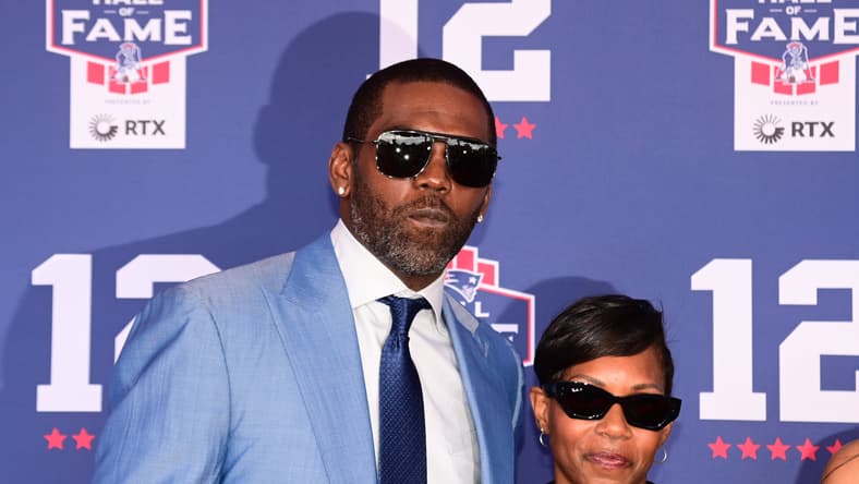 Randy Moss poses with his wife at Tom Brady’s Hall of Fame ceremony.