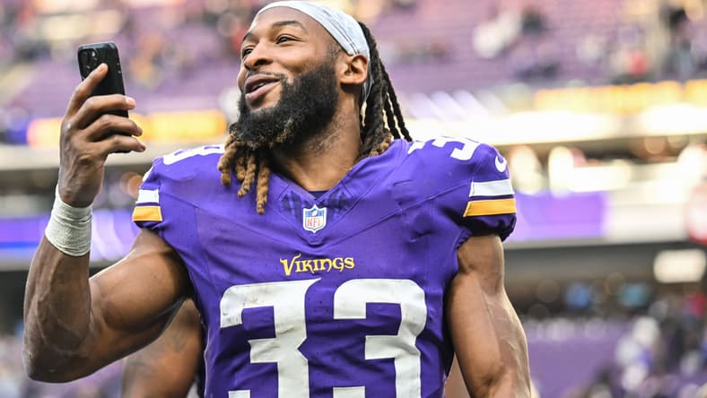 Aaron Jones celebrates after the Vikings’ home win over the Cardinals at U.S. Bank Stadium.