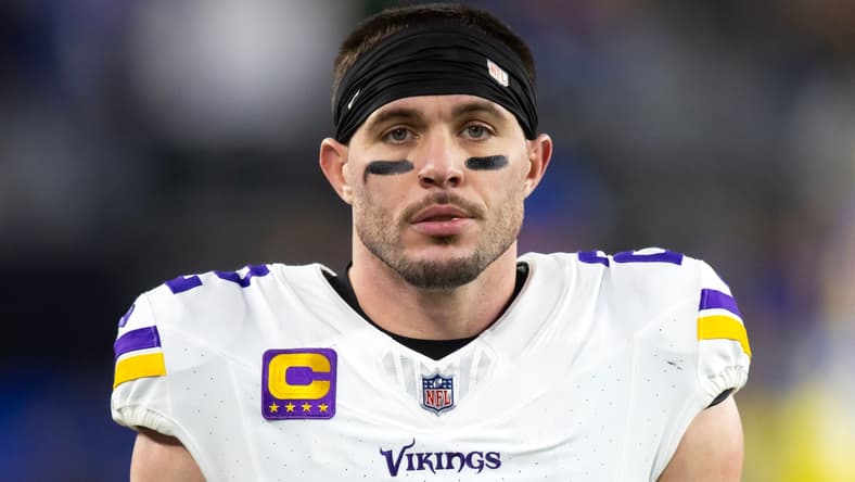Harrison Smith prepares for a play during Vikings’ wild card game vs. Rams.