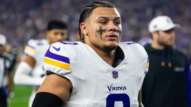 Ivan Pace Jr. plays defense during a Vikings playoff game against the Rams.