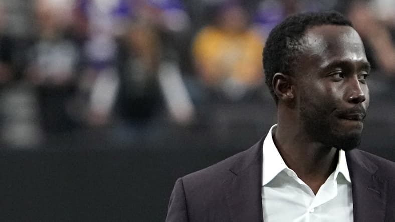 Kevin O’Connell and Kwesi Adofo-Mensah react together on the Vikings sideline.