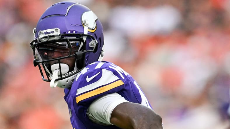 Dwight McGlothern prepares for a defensive snap against the Rams during the Vikings’ NFC Wild Card playoff game.