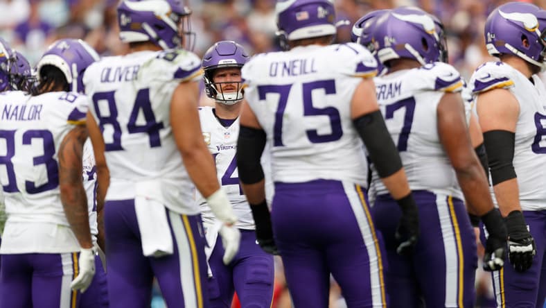 Sam Darnold huddles with the Vikings offensive line against the Jaguars at EverBank Stadium.