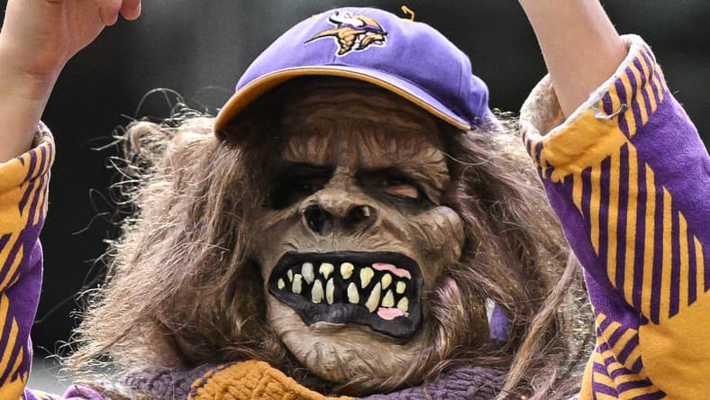 Fans greet Kirk Cousins’ return before Falcons–Vikings kickoff at U.S. Bank Stadium.