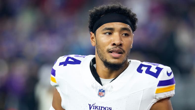 Camryn Bynum prepares for a play during Vikings vs. Rams wild card game.