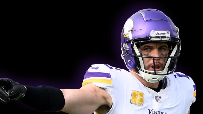 Vikings safety Harrison Smith directs the defense during a road game against the Titans.