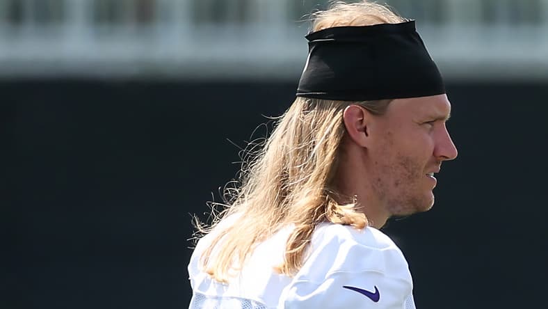 Andrew Van Ginkel, Dallas Turner, and Jonathan Greenard talk during Vikings training camp.