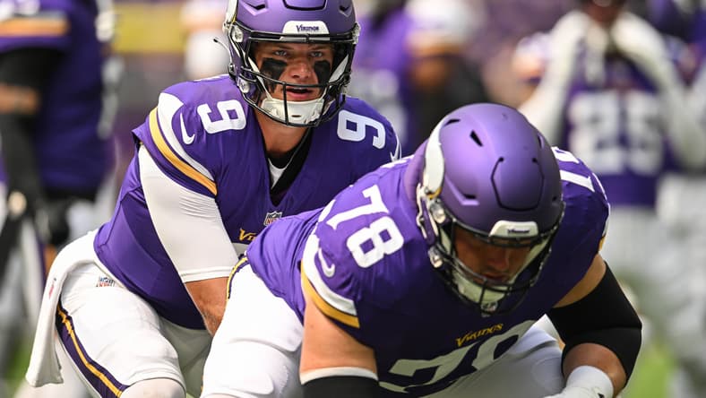 J.J. McCarthy and Ryan Kelly warm up before the Vikings’ preseason game against Houston.