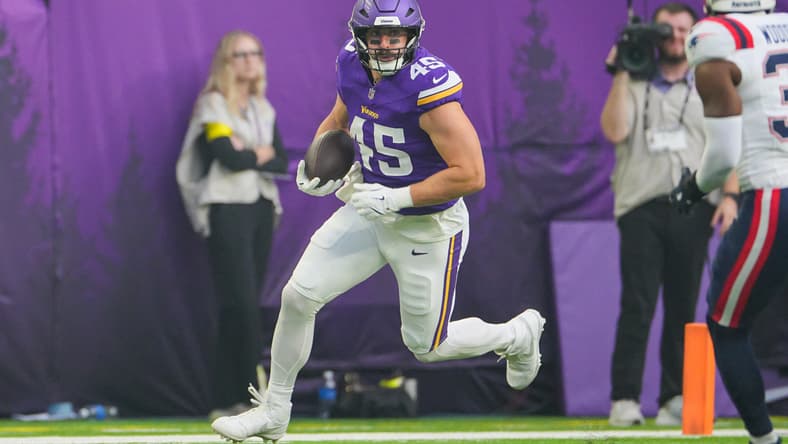 Nick Vannett runs after catch for Vikings against Patriots in preseason.