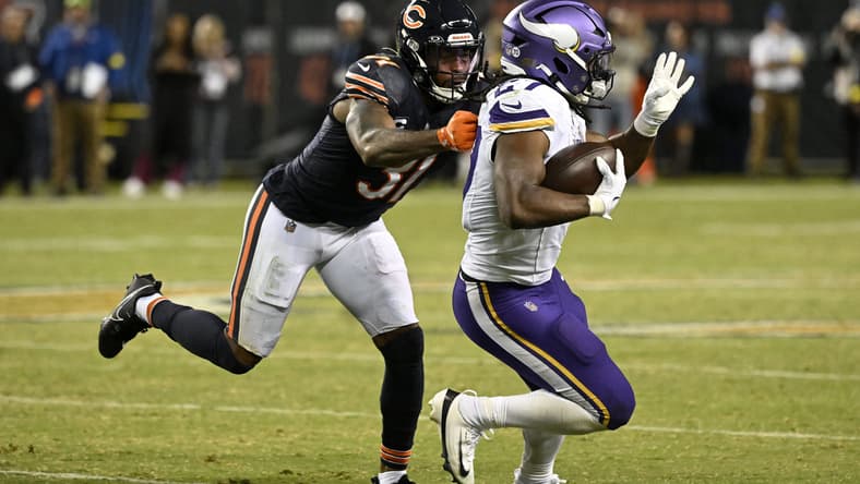 Jordan Mason runs the ball against the Chicago Bears while Kevin Byard III pursues the play.