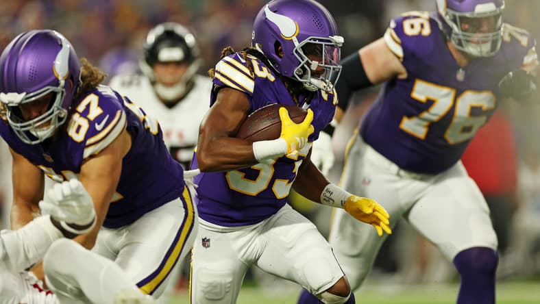 Aaron Jones Sr. carries the ball against the Falcons at U.S. Bank Stadium.