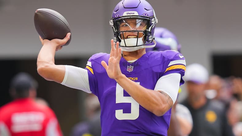 Desmond Ridder warms up before a Vikings game against the Cincinnati Bengals. former Vikings quarterbacks