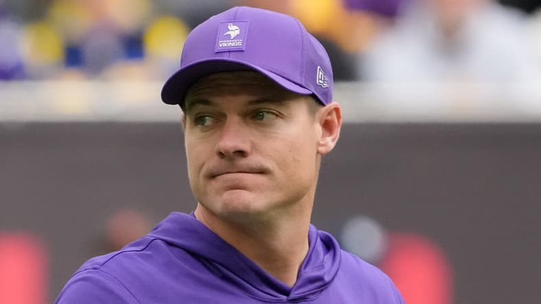 Kevin O’Connell looks on during warmups before the Vikings’ game against the Browns in Tottenham.