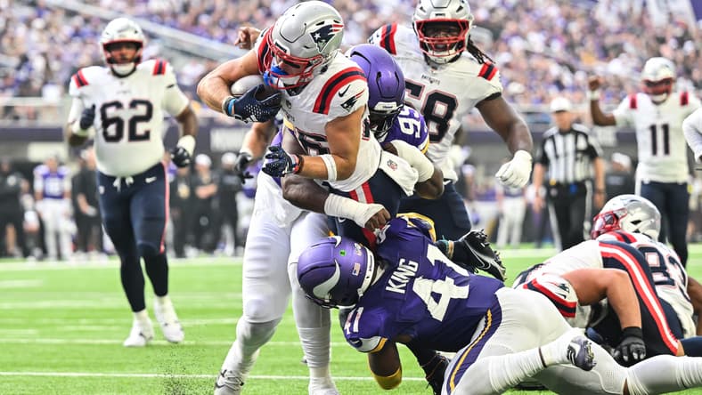vikings linebacker Kobe King makes a tackle.
