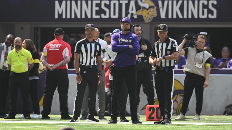 Kevin O’Connell on the sideline during a Vikings game.