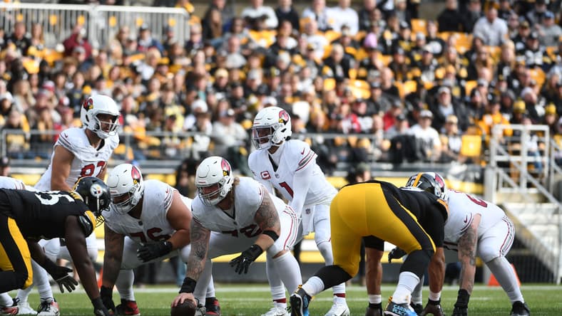Kyler Murray takes the snap during the Arizona Cardinals' game against the Pittsburgh Steelers at Acrisure Stadium.