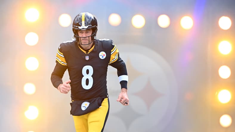 Aaron Rodgers runs onto the field before a Steelers game at Acrisure Stadium.
