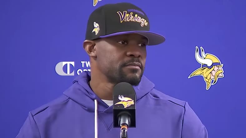 Brian Flores speaks to reporters about the Vikings defense and Week 18 preparations against the Packers. Jake Golday
