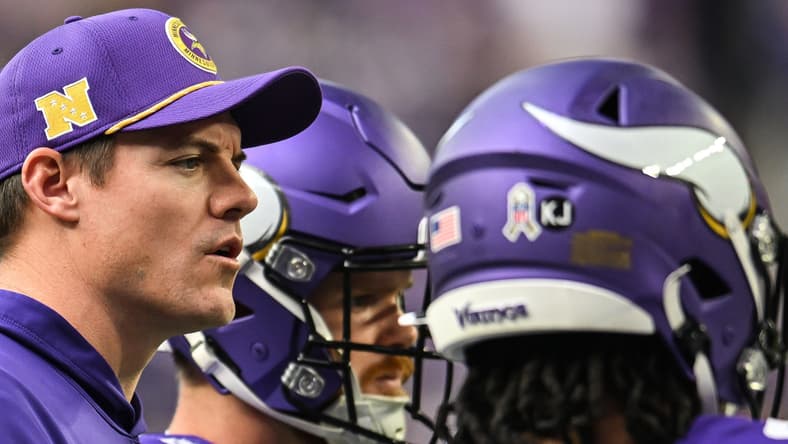 Kevin O’Connell talks with Ty Chandler before a Vikings home game
