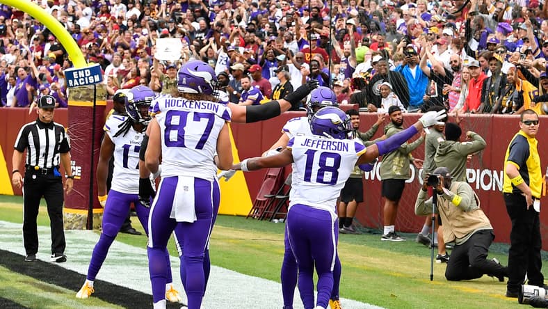 Vikings players celebrate at Washington in 2022