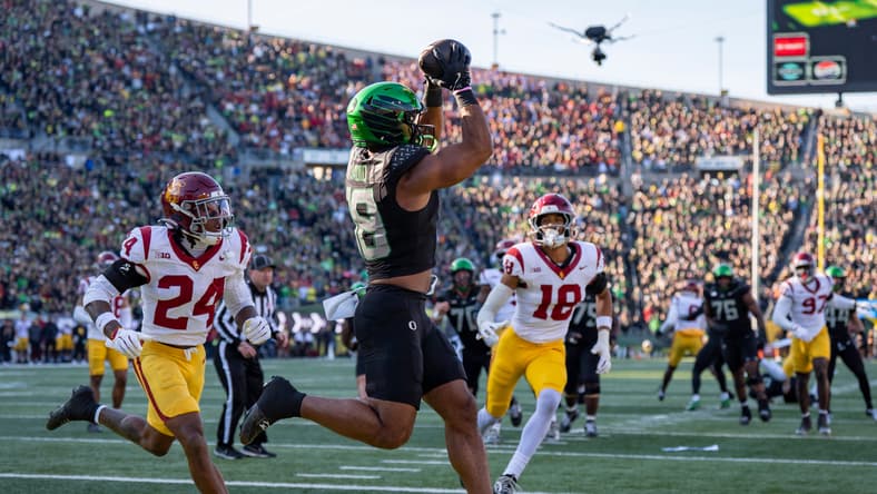 Kenyon Sadiq catches a touchdown pass for Oregon in the end zone at Autzen Stadium. Vikings draft big board 2026