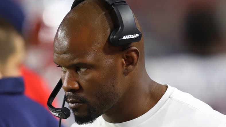 Brian Flores stands on the sideline during a Patriots game against the Cardinals.