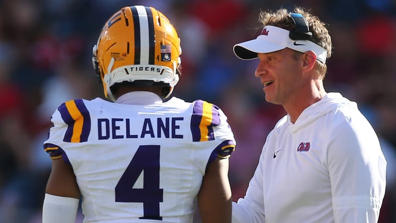 Lane Kiffin talks with Mansoor Delane during a game between Ole Miss and LSU.