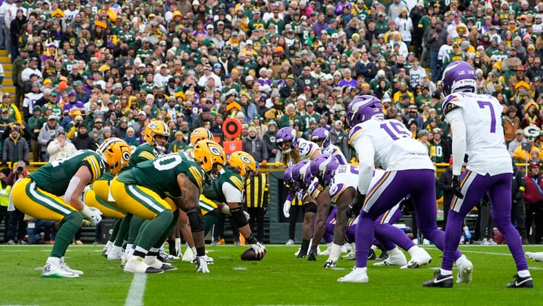 Jordan Love against the Vikings defense in 2025