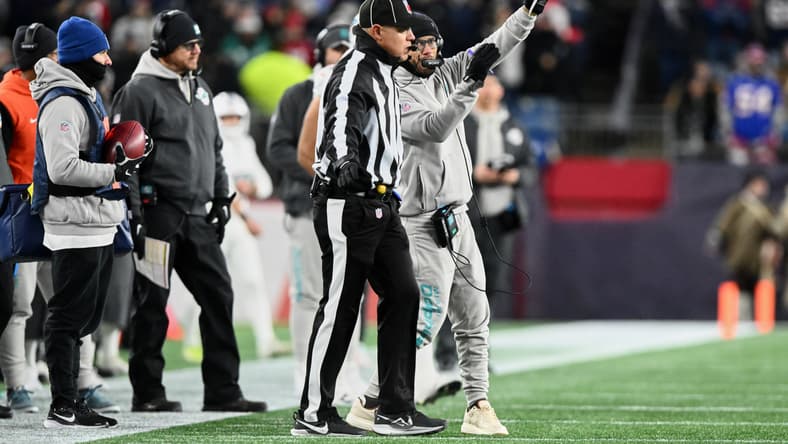 Dolphins head coach Mike McDaniel in 2025