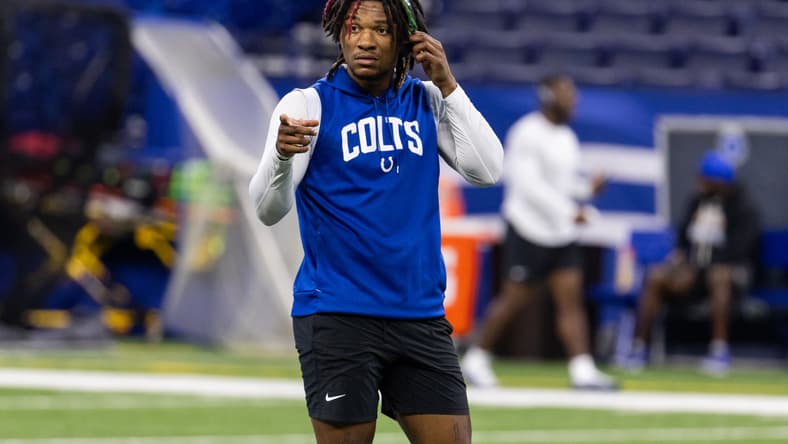 Anthony Richardson warms up before a game between the Indianapolis Colts and Los Angeles Rams. Vikings rumors