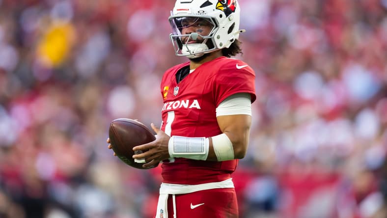 Kyler Murray plays against the San Francisco 49ers during a game at State Farm Stadium.