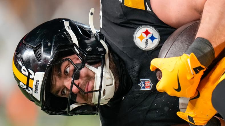 Pat Freiermuth is tackled by Mike Hilton during a Steelers game. Robert Tonyan