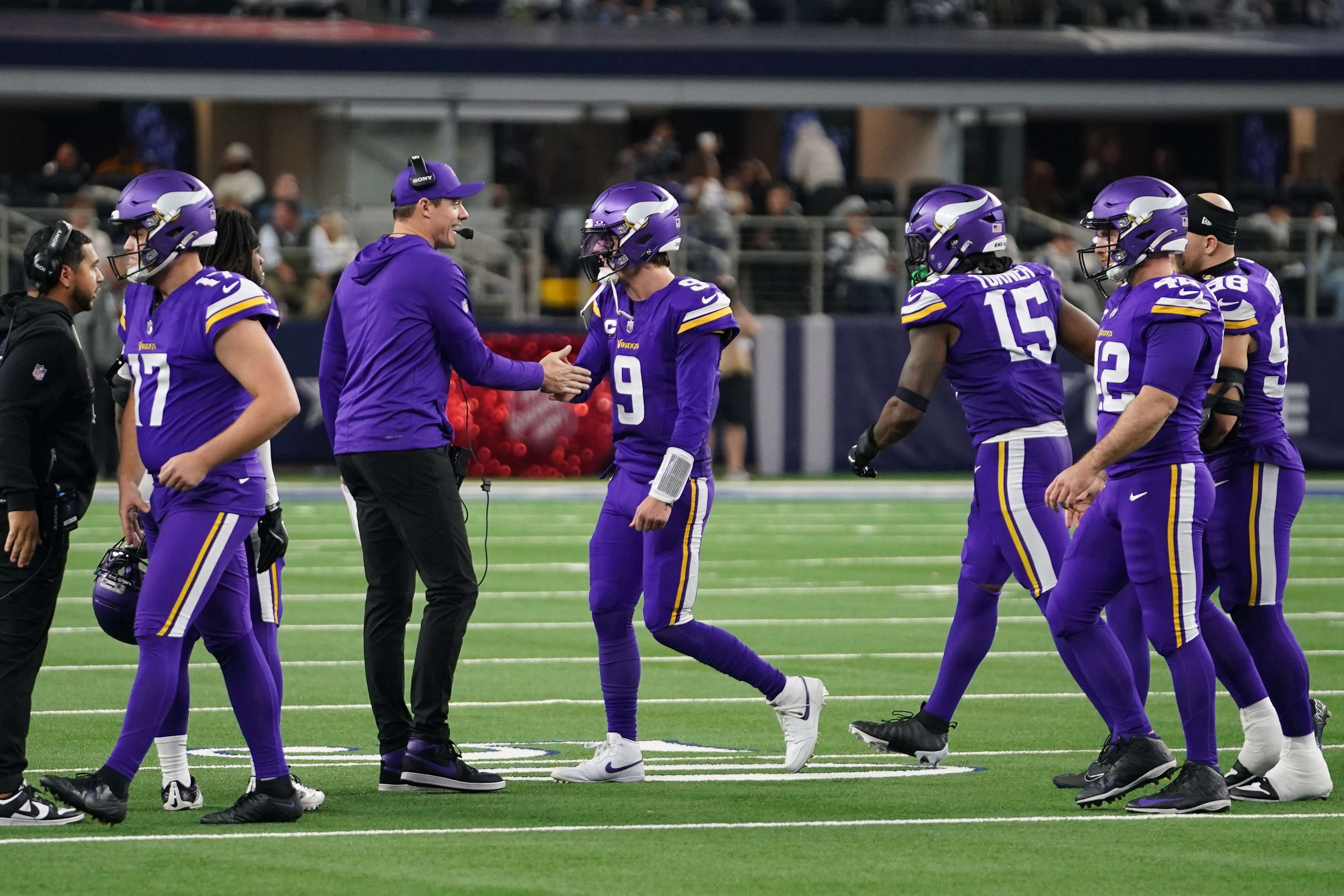 Vikings QB J.J. McCarthy and head coach Kevin O'Connell in Dallas in 2025