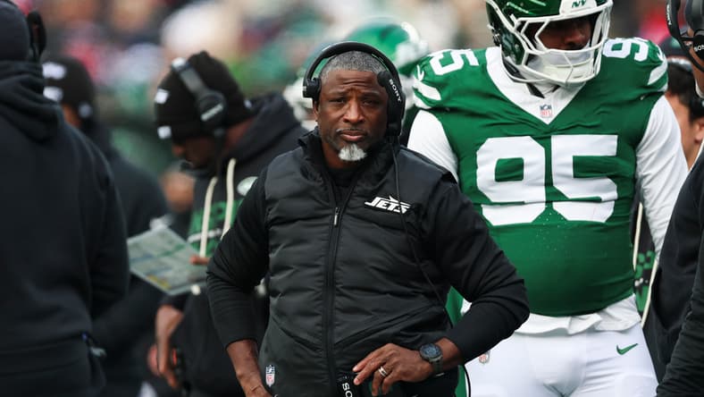Aaron Glenn reacts on the sideline during a Jets game against the Patriots at MetLife Stadium. Vikings schedule