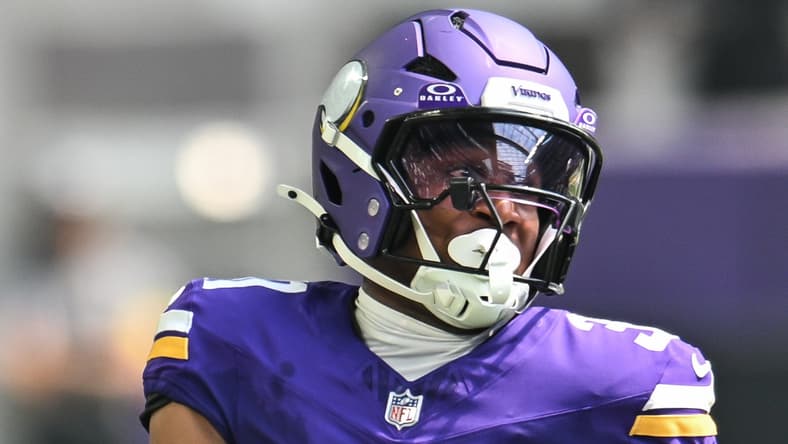 Myles Price returns a kickoff for the Vikings against the Patriots at U.S. Bank Stadium