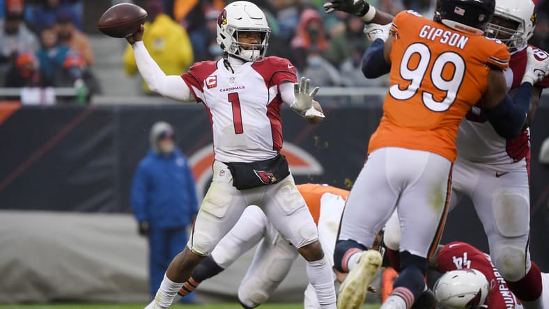 Kyler Murray throws a pass during a game against the Chicago Bears. Steve Smith Vikings quarterbacks