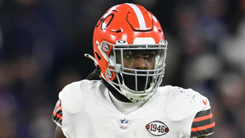 Bowns EDGE Jadeveon Clowney against the Ravens in 2021