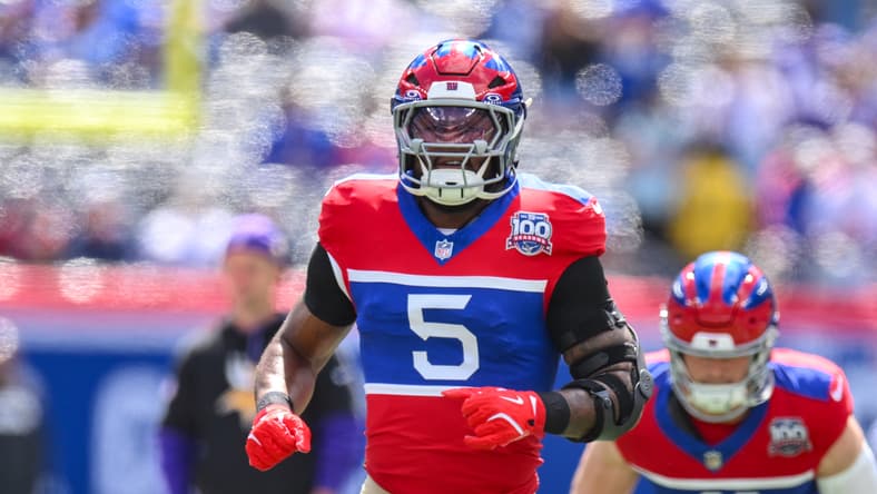 New York Giants linebacker Kayvon Thibodeaux warms up before a game against the Minnesota Vikings at MetLife Stadium.