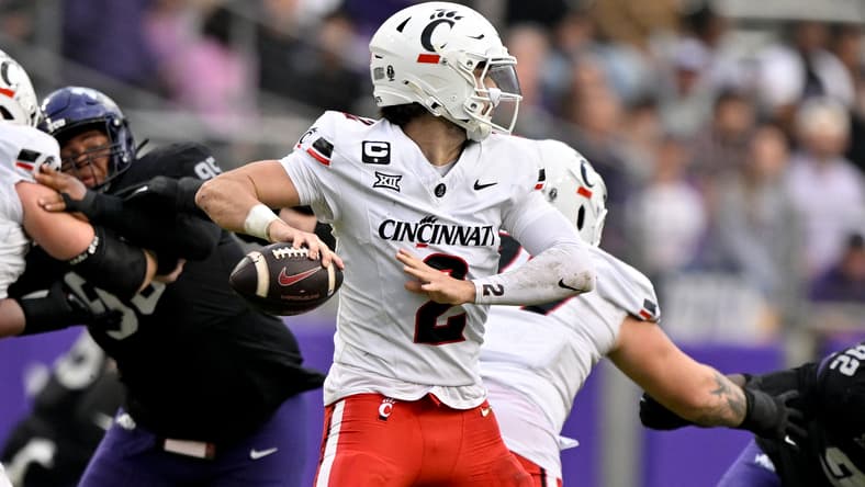 Cincinnati quarterback Brendan Sorsby passes against TCU during a road game in Fort Worth.