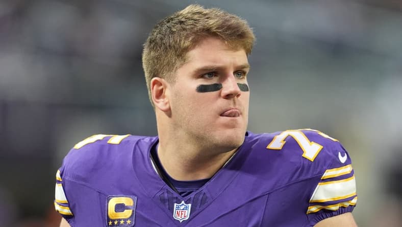 Brian O'Neill warms up before the Vikings played the Packers at U.S. Bank Stadium. Vikings NFL Top 100