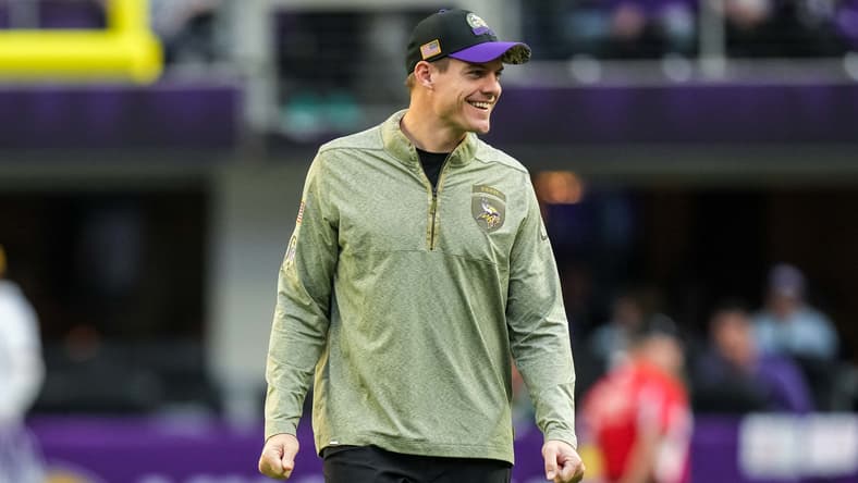 Kevin O’Connell stands on the sideline before a Vikings game against the Dallas Cowboys.
