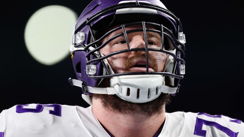 Vikings guard Jeremiah Sirles against Detroit in 2017