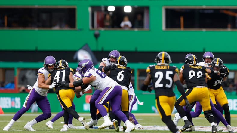 Vikings TE T.J. Hockenson against the Steelerse in 2025