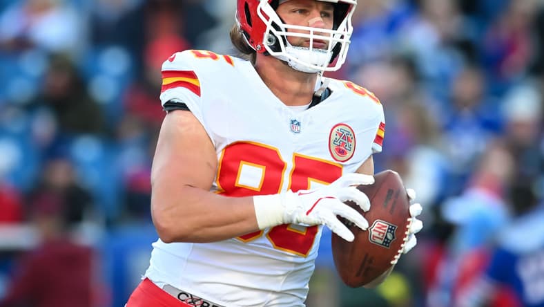 Robert Tonyan warms up before a Chiefs-Bills game.