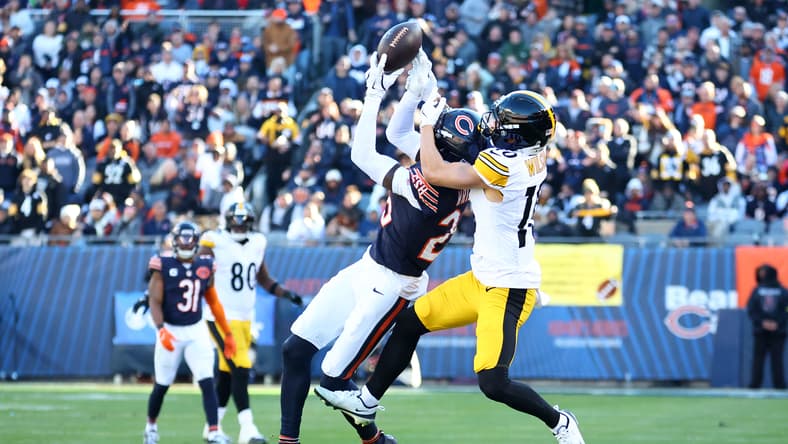 Nahshon Wright defends a pass in 2025 during Bears/Steelers.