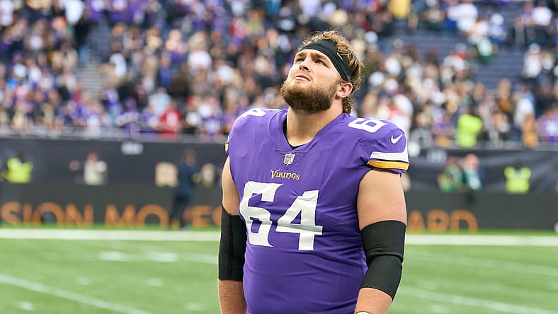 Vikings re-sign free agent