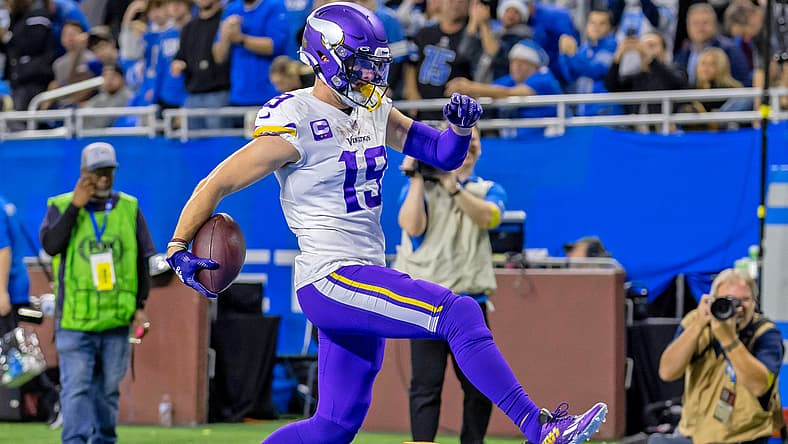 Adam Thielen scores touchdown vs. Lions at Ford Field.