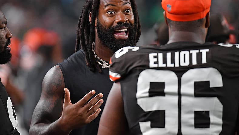 Za'Darius Smith talks with Jordan Elliott during a Browns preseason game against the Eagles.