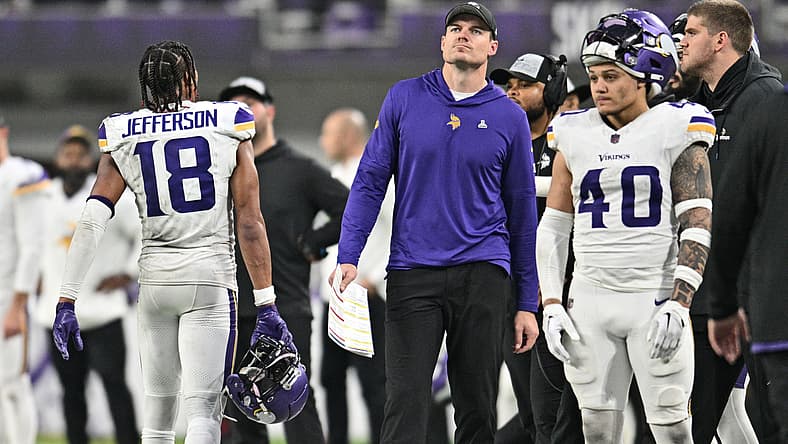 Kevin O’Connell stands with Justin Jefferson and Ivan Pace Jr. against the Lions.