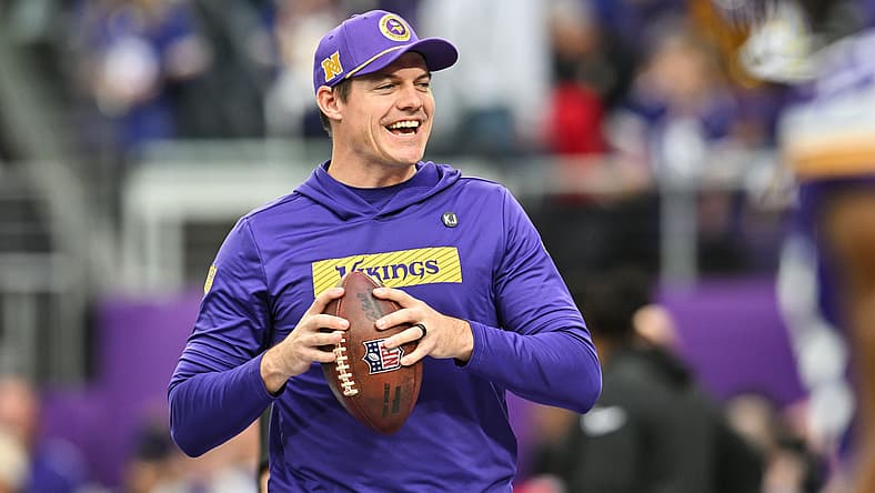 Kevin O’Connell warms up with Minnesota Vikings players before a game against the Atlanta Falcons at U.S. Bank Stadium.